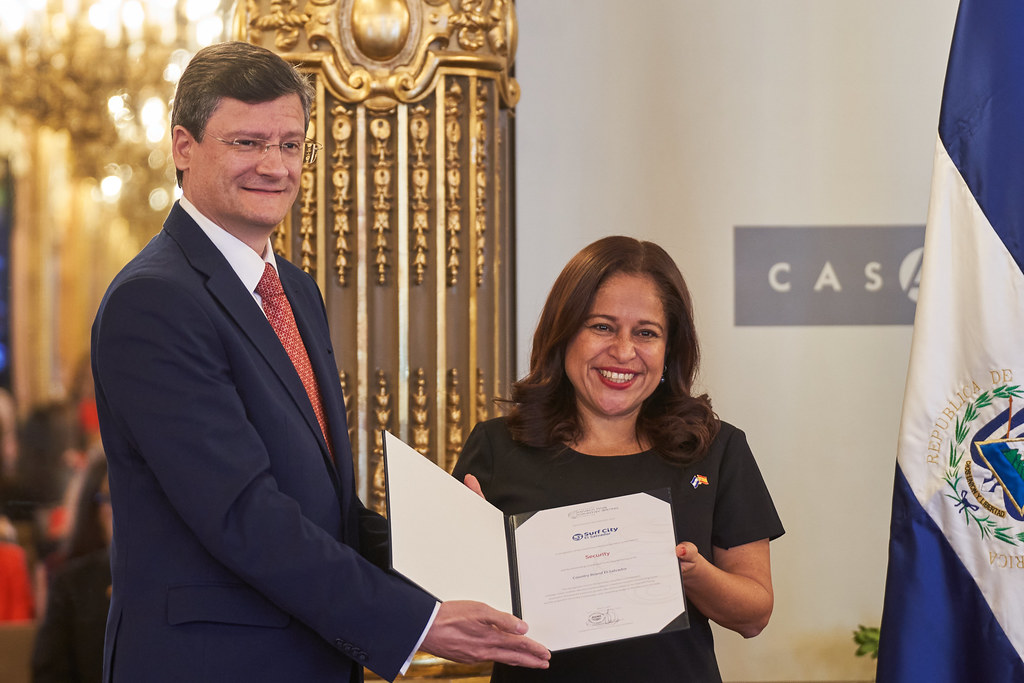 Entrega de Reconocimiento: José María Cubillo (Presidente de la Fundación Marca País) y Morena Valddez (Ministra de Turismo de El Salvador) -  Foto: Casa América